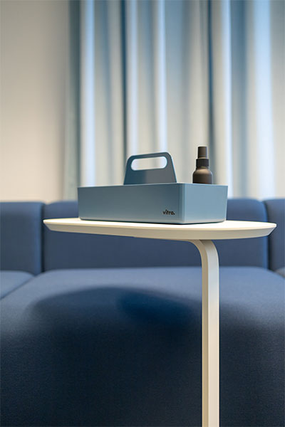 Modulsofa: Mags von HAY, Tisch: Relate Side Table von Muuto, Vorhang: Lord von Création Baumann, Accessoire: Toolbox von Vitra