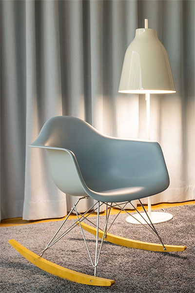Stehleuchte: Caravaggio Floor Lamp, Schaukelstuhl: RAR von Vitra, Teppich: Moto JAB, Vorhang: Création Baumann Lord