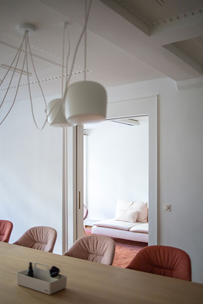 Pendelleuchte: Aim von Flos, Tisch: Join Conference von Vitra, Accessoire: Toolbox von Vitra