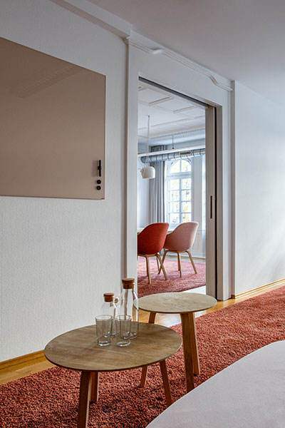 Wandboard: Mood Wall von Lintex, Tische: Bella Coffee Table von HAY, Teppich: Moto von JAB