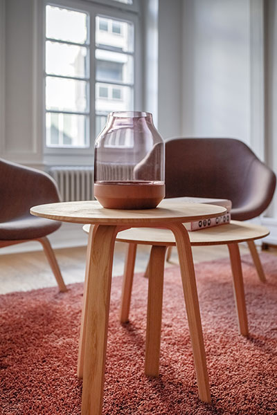 Tische: Bella Coffee Table von HAY, Sessel: About A Lounge von HAY, Teppich: Moto von JAB