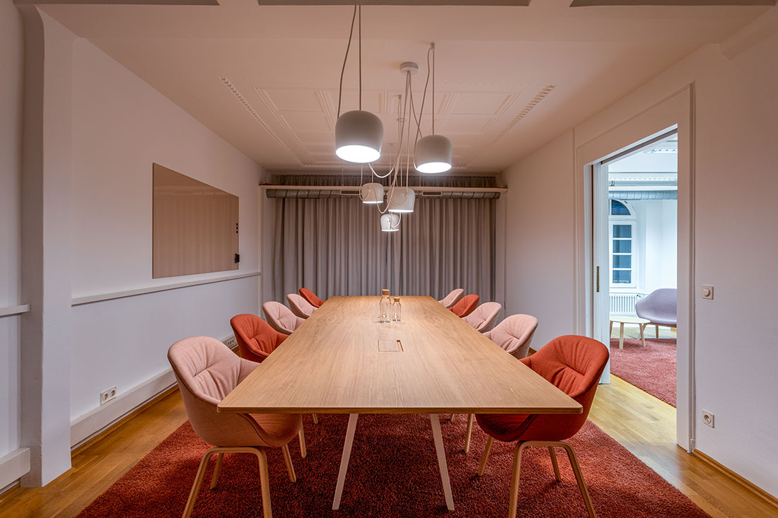 oddity Meeting Space & Lounge: Abendstimmung mit geschlossenem Vorhang