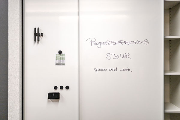 Schiebetürenschrank mit Whiteboard